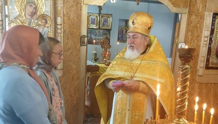 Віруючі передали гроші на лікування дівчинки. Фото: Хмельницька єпархія
