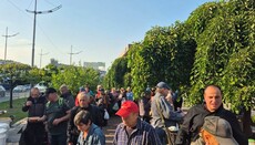Волонтери Синовідділу УПЦ нагодували близько 100 безхатченків біля вокзалу столиці