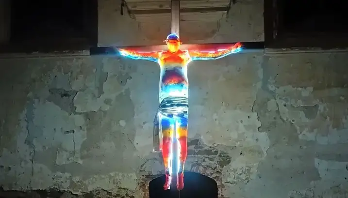 Райдужна скульптура Христа в костелі святої Варвари у Всекарах. Фото: Jan Koubek