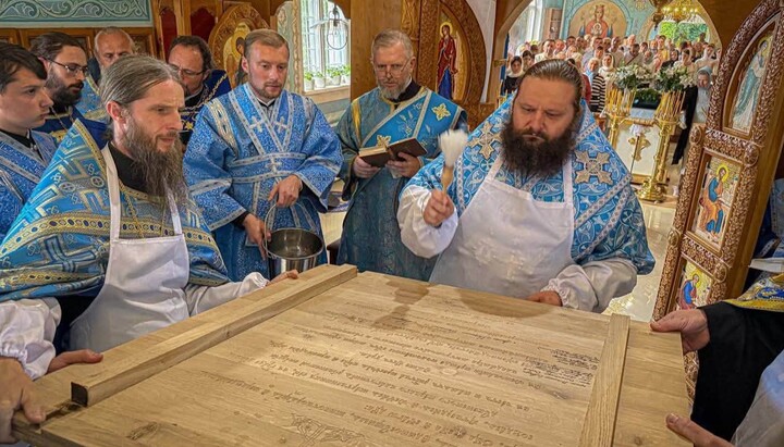 Митрополит Пимен освятив престол храму УПЦ у Дубно. Фото: Рівненська єпархія