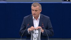 Депутат з Польщі розірвав портрети Бандери і Шухевича в Європарламенті