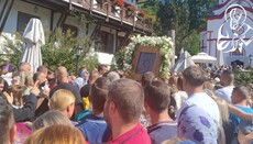 В монастыре Тумане тысячи верующих поклонились чудотворной иконе Богородицы