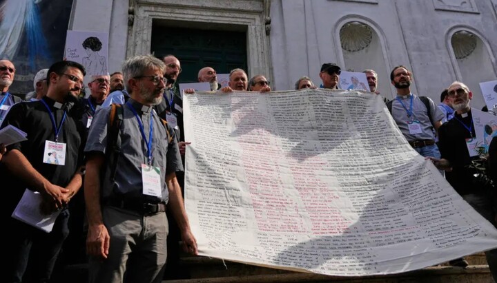 Καθολικοί ζήτησαν να σταματήσει ο πόλεμος στη Γάζα έξω από τα τείχη του Βατικανού. Φωτογραφία: x.com/CatholicArena