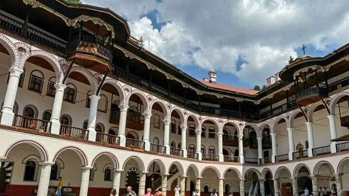 Вид на внутрішній двір Рильського монастиря. Фото: oneticketjustgo.com