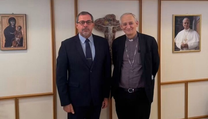 Ο πρέσβης της Ουκρανίας Γιουράς με τον καρδινάλιο Ματέο Τσούπι. Φωτογραφία: Πρεσβεία της Ουκρανίας στην Αγία Έδρα
