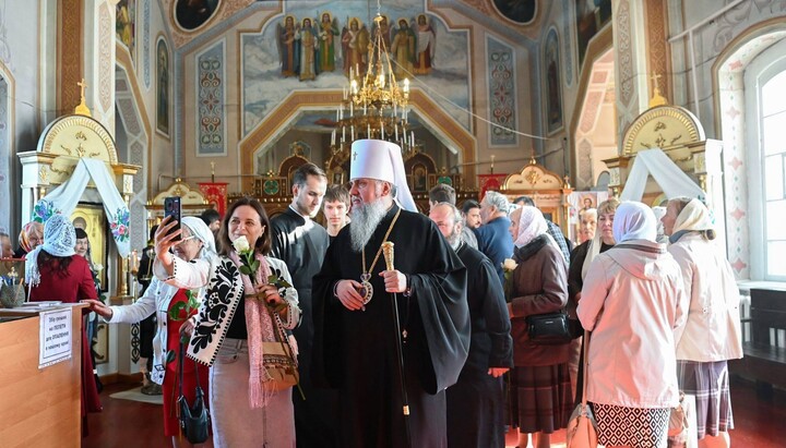 Ο Ντουμένκο στον ναό της ΟΟΔΟΥ στη Μπογιάρκα, που καταλήφθηκε από επιδρομείς. Φωτογραφία: ΟΟΥ