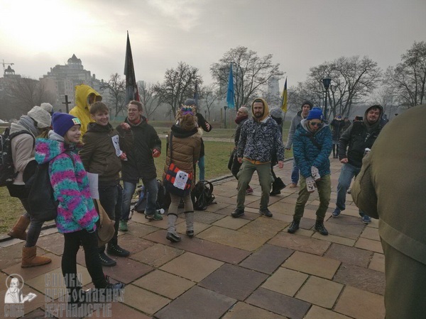 Молебень біля Десятинного монастиря та акція радикалів – як це було фото 1