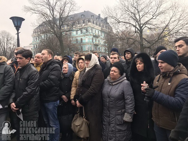 Молебень біля Десятинного монастиря та акція радикалів – як це було фото 14