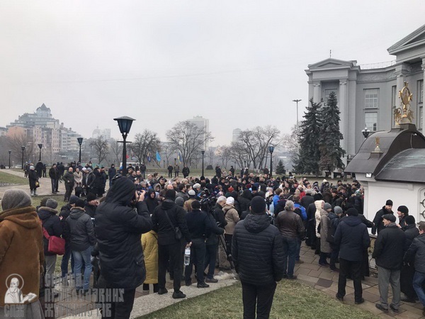 Молебень біля Десятинного монастиря та акція радикалів – як це було фото 15