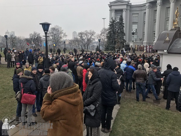 Молебень біля Десятинного монастиря та акція радикалів – як це було фото 16