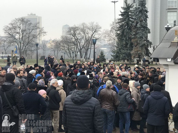 Молебень біля Десятинного монастиря та акція радикалів – як це було фото 17