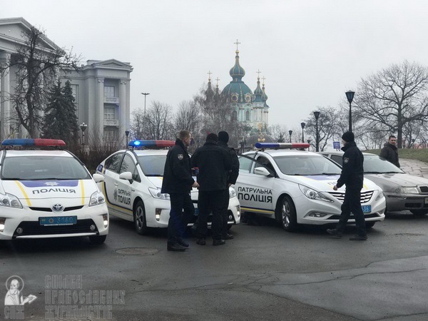 Молебень біля Десятинного монастиря та акція радикалів – як це було фото 19