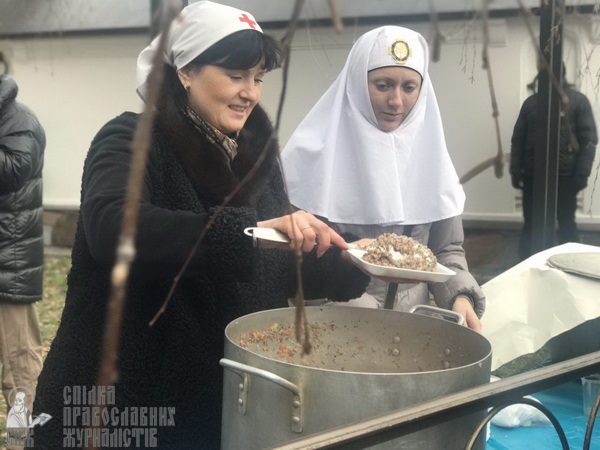 Молебень біля Десятинного монастиря та акція радикалів – як це було фото 2