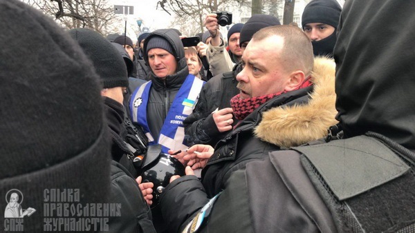 Молебень біля Десятинного монастиря та акція радикалів – як це було фото 4