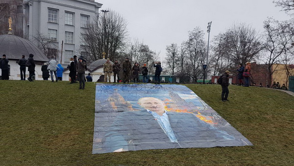 Молебень біля Десятинного монастиря та акція радикалів – як це було фото 6