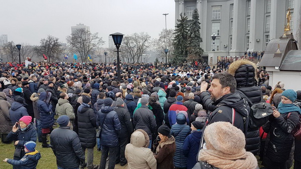 Молебень біля Десятинного монастиря та акція радикалів – як це було фото 8