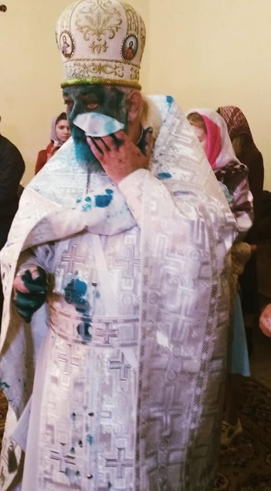 UOC priest's face splashed with brilliant green during Liturgy in Stryi фото 1