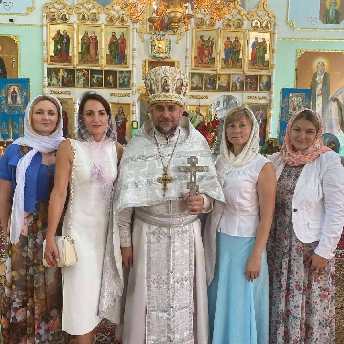 Иван Кулинич с прихожанками (Нила Островская &ndash; справа от него).