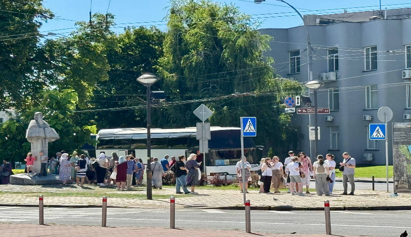 Автобуси, якими ПЦУ привезла людей в Лавру з регіонів.