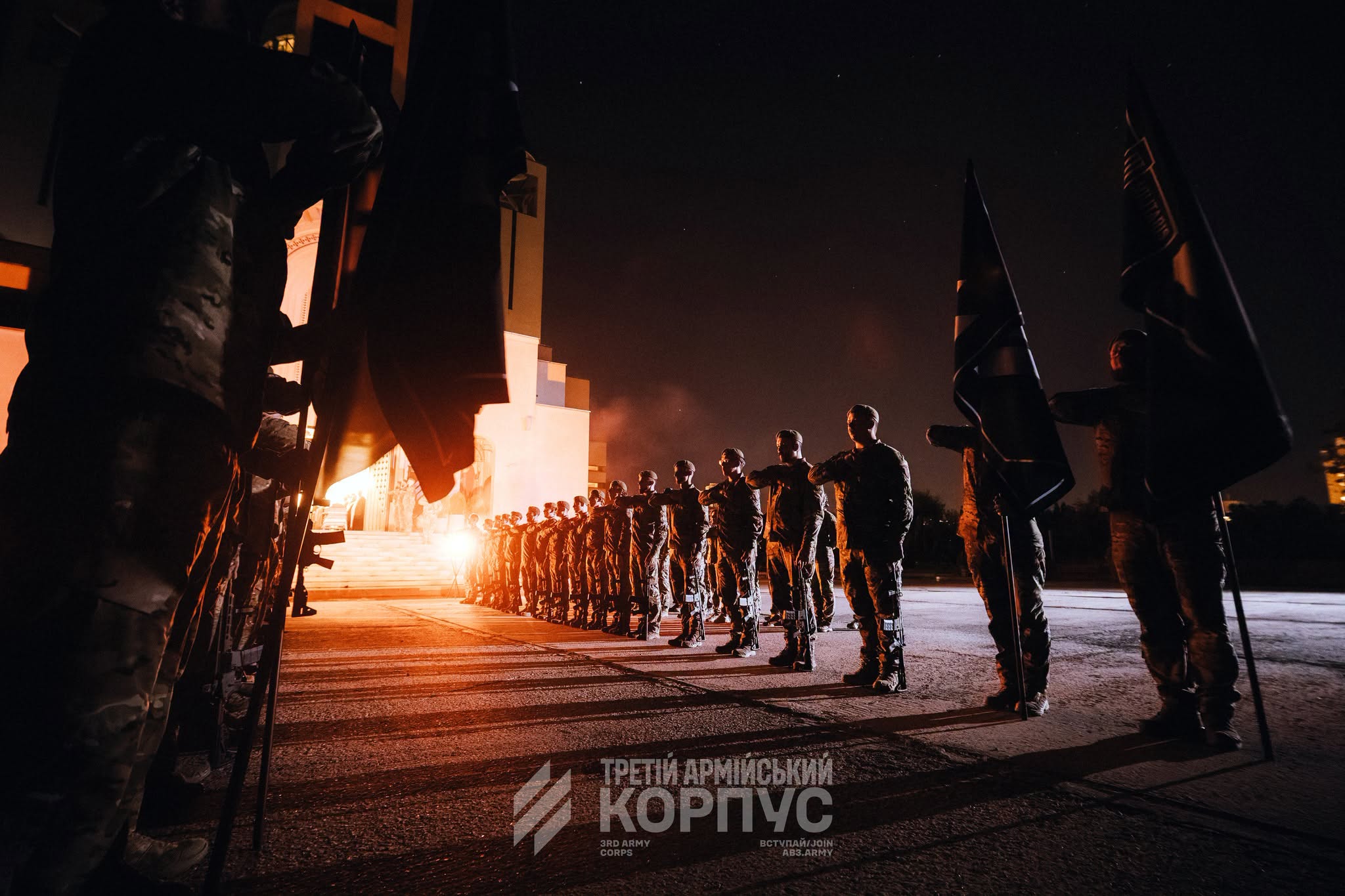 Труну з Коновальцем вносять до собору УГКЦ після нічної церемонії, Київ, серпень 2026 р.