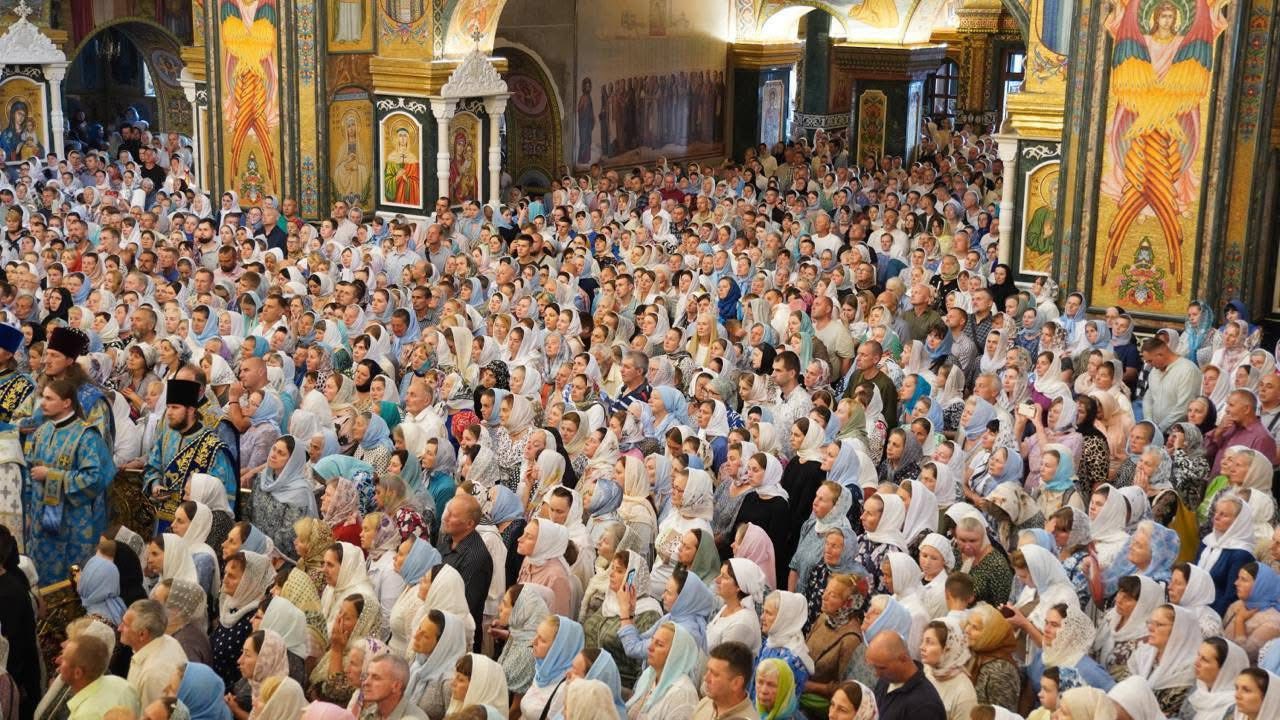 Літургія у Почаївській лаврі у день святкування Почаївської ікони Богородиці.