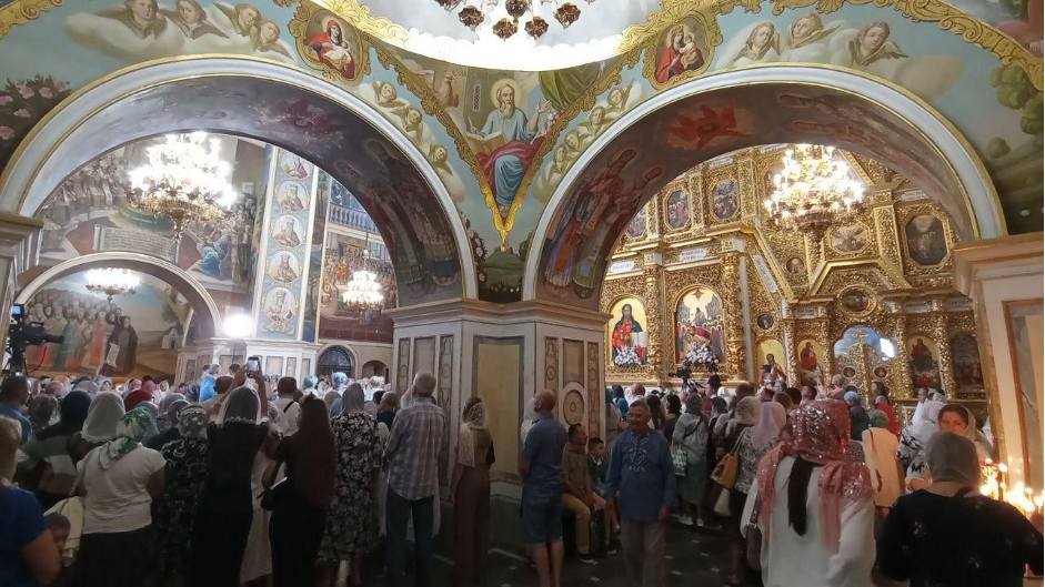 Успенський собор Лаври на успенській службі.