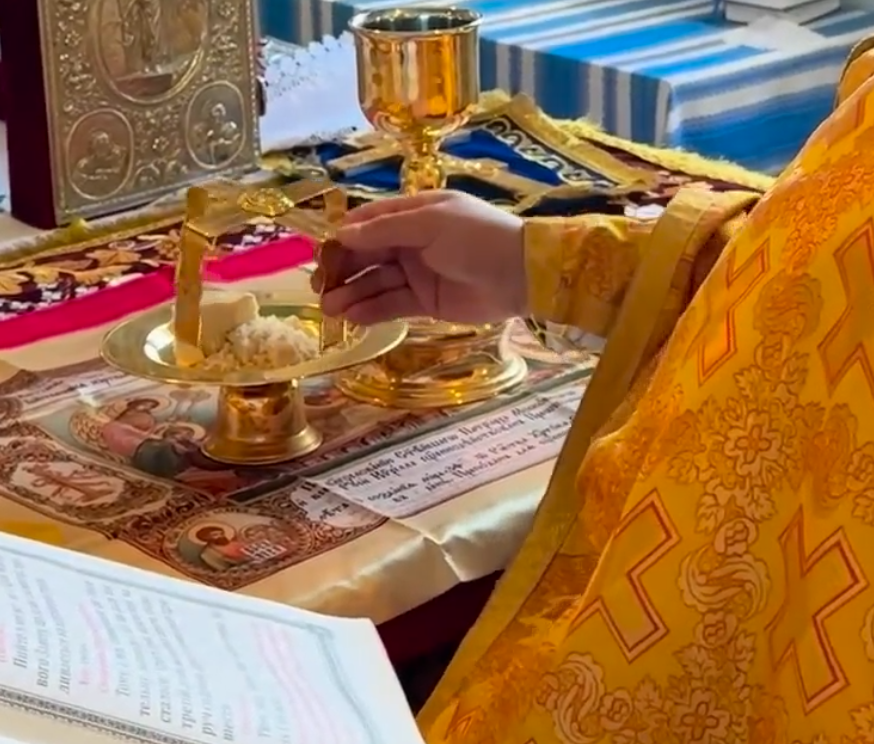 Клірик ПЦУ випадково показав, що служить на антимінсі від Патріарха Кирила фото 1