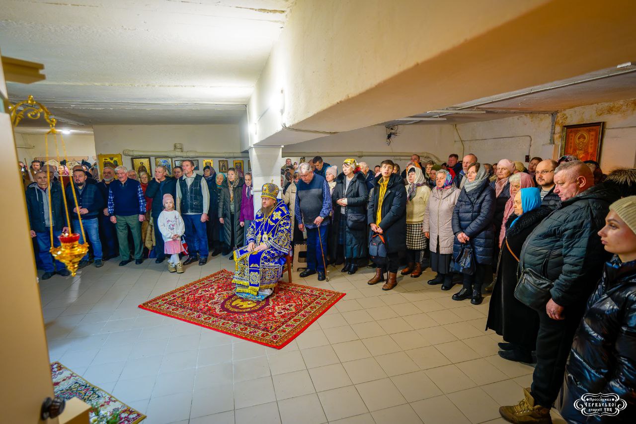 Стрітенська община м. Черкаси молиться в підвалі багатоповерхівки з митрополитом Феодосієм. Фото: Телеграм канал &laquo;Черкаський Благовісник&raquo;