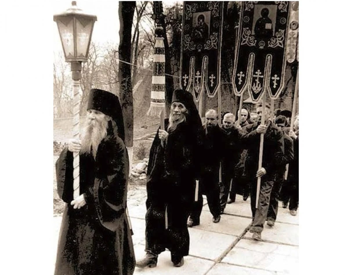 Хресна хода в Києво-Печерській лаврі, 1988 р., повернувшийся в монастир чернець Руф на знімку перший. Фото: автор